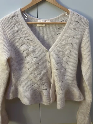 Kofta från Gina!! - Superfin o söt kofta från gina i storlek S!! Använd två gånger så som ny! Passar perfekt till våren och sommaren!!