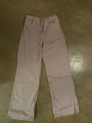 Ljusrosa raka manchesterbyxor - Säljer ett par jättefina ljusrosa jeans med raka ben och hög midja. Har ej använt dom!!