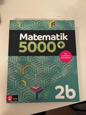 Matematik 5000+ 2b kursbok - Matematik 5000+ 2b är en kursbok i matematik för gymnasiet. Perfekt för dig som läser matematik på gymnasienivå. Väldigt gott skick. 