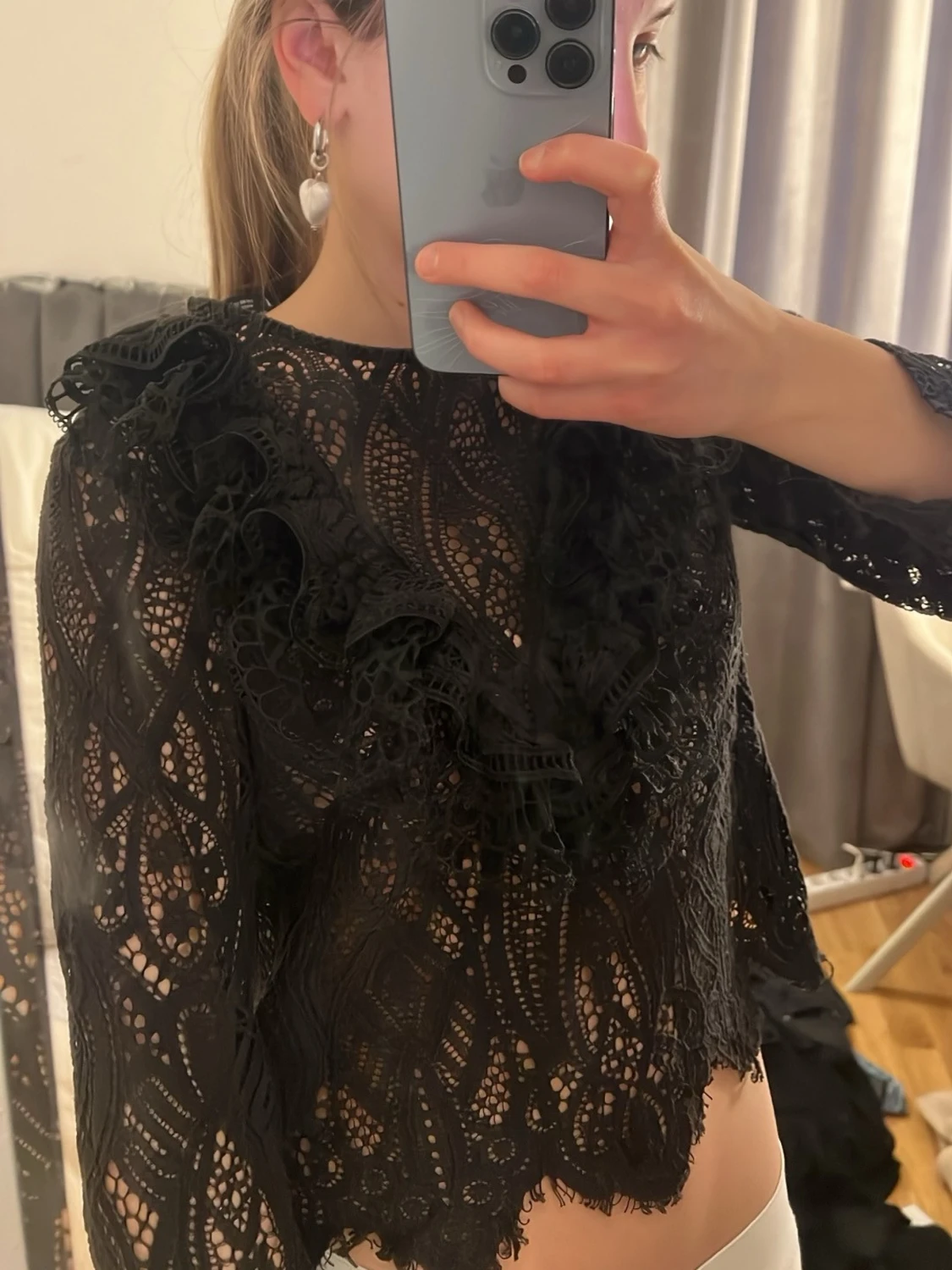 Svart spetsblus med volangdetaljer❤️ - 1