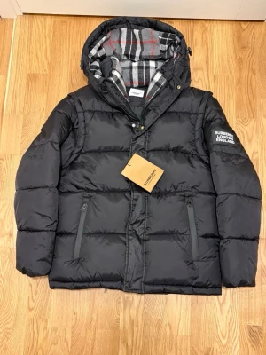 Svart pufferjacka/väst från Burberry - Perfekt jacka/väst för vintern och våren. Det är storlek M men passar som S. 
