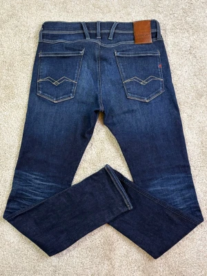 Replay Anbass Hyperflex - Stl w32, l32 - REPLAY JEANS  - Storlek: W32/L32 Modell: ANBASS HYPERFLEX | Användning: Varsamt använda, fint skick | Nypris: Cirka 1800 SEK