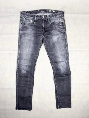 Grå slim fit jeans från Replay - Replay jeans | Size W33, Storlekslappen bortklippt så vet ej längd | Modell: Anbass | Skick: 9/10 | Mått: Midja: 43 cm Längd: 100 cm | Hör gärna av dig vid frågor och funderingar!🤗