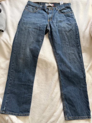 Vintage Levi's regular fit coupe traditionelle - Klassiska vintage jeans från Levi's med regular fit coupe traditionelle. Tillverkade i slitstark denim med en snygg tvättad look. Storlek 32/30