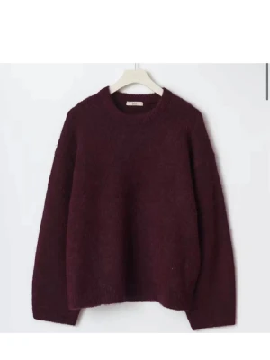 Vinröd stickad tröja från Gina - Mysig vinröd stickad tröja från Gina, storlek S