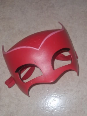 Superhjältemask  - Cool röd maskeradmask i hårdplast med spetsiga detaljer och elastiskt band. Perfekt för cosplay eller maskerad som superhjälte. Finns 