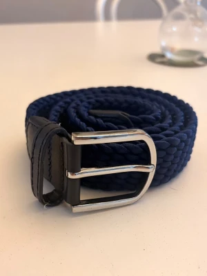 John henric Bälte ”flätat” marinblå - Hej, säljer detta stilrena John Henric Flätade bälte i färgen marinblå, använd fåtal gånger. Storlek 39/100 Nypris ligger på 499 kronor. Hoppas på en snabb och smidig affär som alltid :)