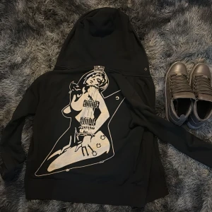  Hysteric Glamour “Guitar girl” Hoodie - Rare vintage 🇯🇵 hoodie från Hysteric Glamour med stor grafisk print i vit på ryggen av en kvinna/elgitarr. Framsidan har ett mindre tryck med texten 'Hysteric Glamour Detroit'. Lite archive sådära😜kom med offers.