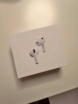 Apple AirPods Pro 3 trådlösa hörlurar - Säljer ett par vita Apple AirPods Pro 3 med stilren design och silikonproppar. Trådlösa in-ear-hörlurar med brusreducering och laddningsetui. Kompatibla med USB-C och MagSafe. Perfekta för musik, samtal och gaming.