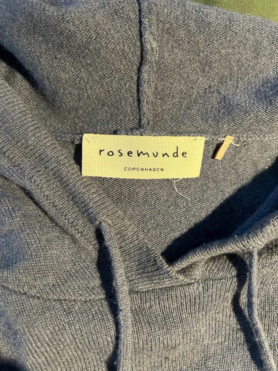 Blå stickad hoodie - 1