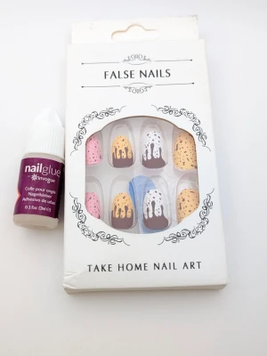 Färgglada press-on naglar med smält choklad design. - Ett set komplett och oanvända press-on naglar (press lappar och fil finns i paketet) (skickar med nagellim utifall man vill ha det istället) med påskinspirerat mönster i rosa, gult, vitt och blått. Naglarna har droppande choklad-motiv. Paketet innehåller även nagellim från Invogue. Perfekt för dig som vill ha en lekfull och unik look.