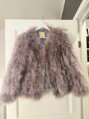pälsjacka - Säljer en supermjuk och fluffig pälsjacka med lös passform och rundad hals. Jackan har ett lyxigt, voluminöst utseende och är tillverkad i fuskpäls som ger en trendig look. Perfekt för dig som vill sticka ut och hålla dig varm. Storlek L men liten i storleken