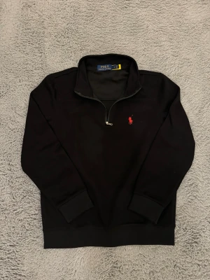 Svart halvzip tröja från Polo Ralph Lauren - Säljer en as snygg svart halfzip från Ralph lauren. Tröjan är i storlek S men passar även Xs (160-172). Tröjan har bara blivit använd 3 gånger och är i skit bra skick! Priset är ej hugget i sten så kom gärna med bud!
