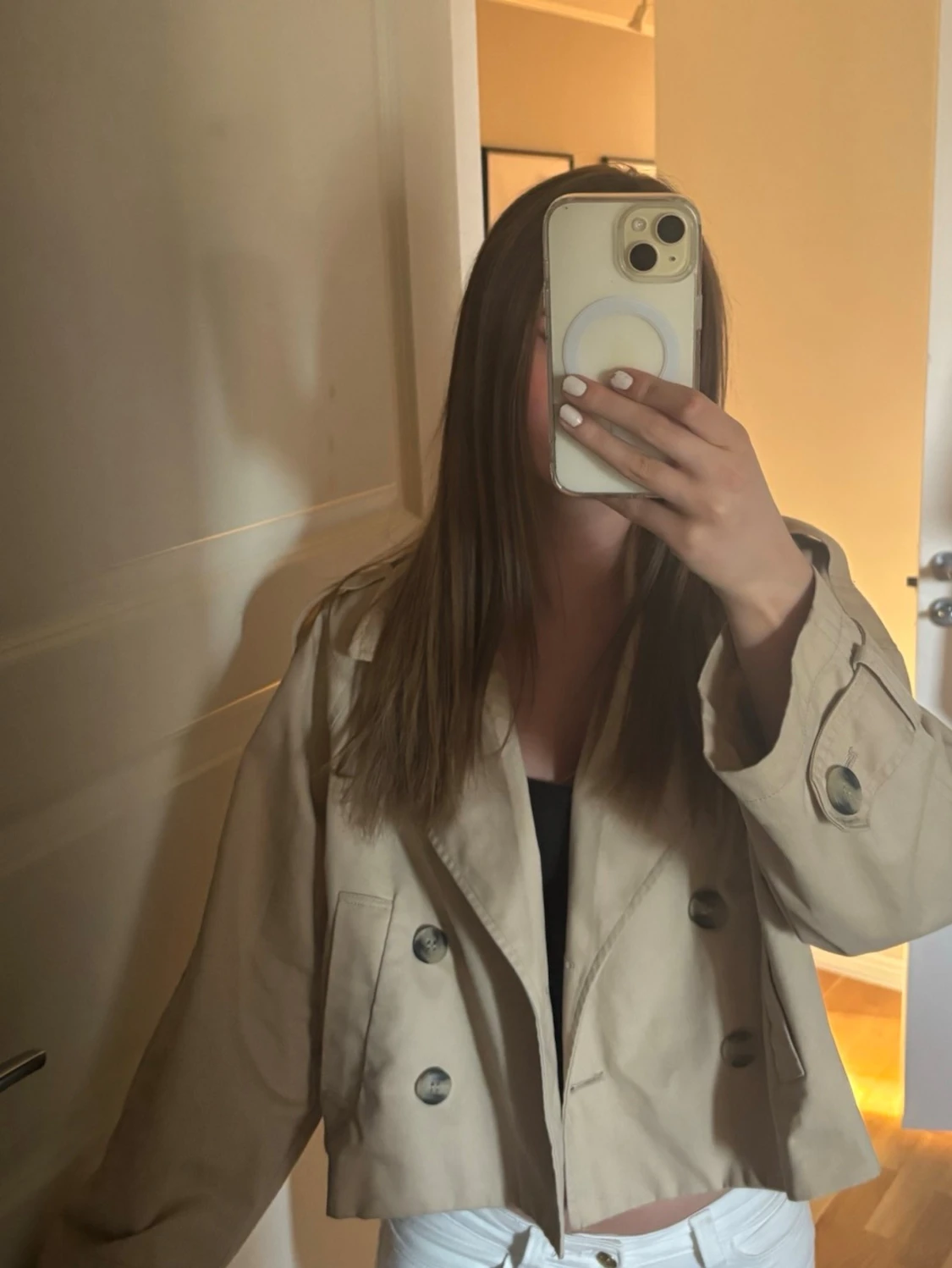 Kort beige trenchcoat med dubbelknäppning