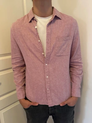 Dressman Skjorta - Säljer denna somriga dressman linneskjortan. Sprillans ny, rosa/hallon färg. Storlek M, modellen på bilden är 187, 75kg.