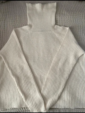 Polo tröja - Storlek M & är lite oversize jättesnyggt. Den är köpt på flash woman, använts ett fåtal gånger, inga defekter på tröjan. 🩷🩷