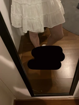 Vit volangkjol i bomull - Hej! Säljer denna jätte fina vita kjolen från pull & bear som också även är köpt i Polen. Kjolen har fina slitna detaljer och även skojet insydda under kjolen, detta syns inte utanpå. Dessa är aldrig använda vilket gör att dem är vid super bra skick. Priset kan diskuteras💕