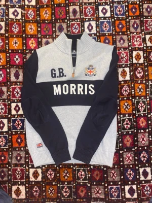 Vintage Morris halvzip - Snygg stickad tröja från Morris med halvzip och hög krage.  Tröjan är helt ny och super skick! Hör av dig vi frågor om pris eller bilder!