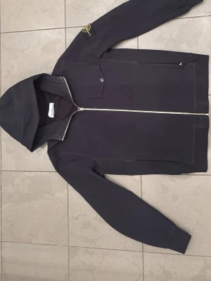 Svart soft shell vindjacka från Stone Island - Säljer en svart jacka från Stone Island. Jackan är vattentät och passar perfekt nu till våren/sommaren. Materialet är mjukt och slitstarkt, jackan är i jättebra skick och är extrem dyr samt svår att få tag i ny. Priset kan diskuteras, men inte för mycket. Skriv vid funderingar!😇😇