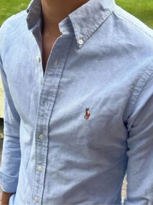 Ljusblå skjorta Ralph Lauren - En stilren Ralph lauren skjorta som inte har några tecken på användning och i perfekt Skick. Pris går att diskutera!