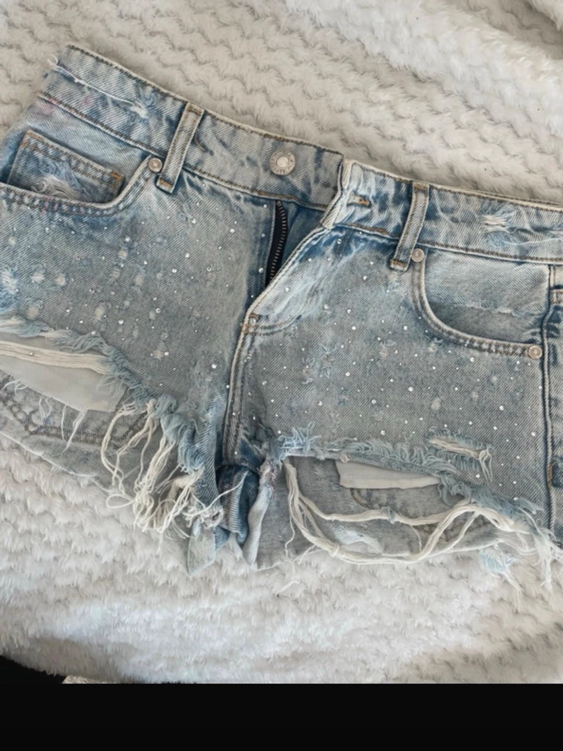 Ljusa denimshorts med slitningar