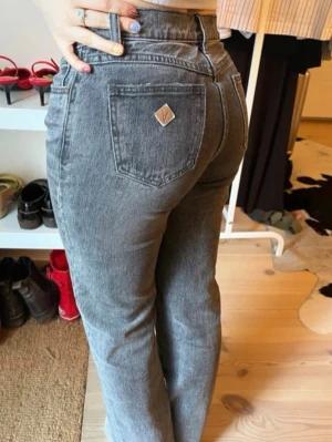 Grå låga raka jeans från Abrand - Nypris 1000!! Sytt upp dem lite i butik. Se storlek på sista bilden.