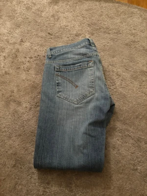 Dondup - Tvärsnygga Dondup-jeans 👖🔥 Riktigt bra kvalitet och i superbra skick!  Nypris ca 3000 kr 💰 Mitt pris: 349 kr 💸  Hör av dig vid minsta fråga – svarar snabbt! 🙌
