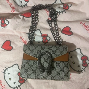 Handväska - Köpt på marknad i Spanien, lite trasig. (Bild 3) men går nog att limma/ sy enkelt.