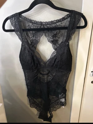 Spetsbody - Säljer en snygg och eftertraktade body från hm. Helt oanvänd och prislapp sitter kvar💗