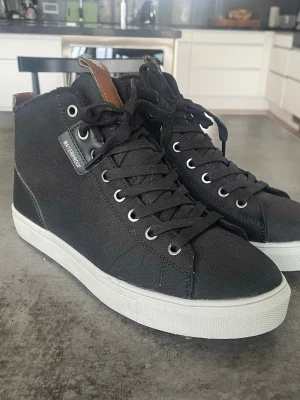 Svarta sneakers Waterproof - Helt ny fodrad, vattentät sneaker från Lejon. Endast provad. Innersula 26,5 cm. Köpt på skopunkten för 599 kr 
