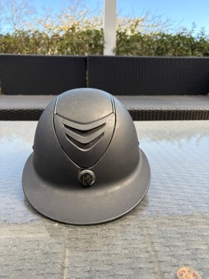 OneK ridhjälm - Säljer en ridhjälm från oneK. Den har Mips och solskärm