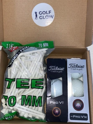 Golfkit med 100-pack peggar samt 3st pro v1 och 3st pro v1x - Golfkit med en påse vita trätees (70 mm) och två rör golfbollar från Titleist, modellerna Pro V1 och Pro V1x. Perfekt för dig som vill ha både kvalitetsbollar och många tees till rundan. Allt levereras i en låda med Golf Glow-logga.