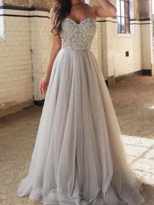 Lång ljusgrå balklänning med pärlor - Elegant långklänning i ljusgrått med glittrig pärlbroderad överdel, från HEBEOS, perfekt för bal. Längd på klänningen: Jag är 165 och klänning slutar strax över fötterna. Har endast använts en gång.