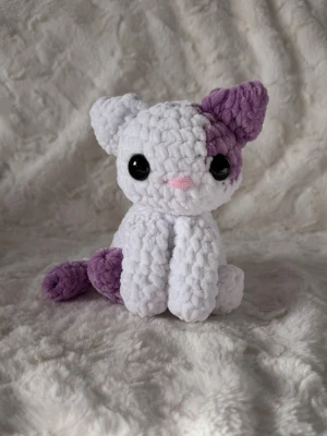 Virkad viol katt  - Söt liten virkad viol katt, ca 15cm hög. Gjord med mjukt chenille garn💜