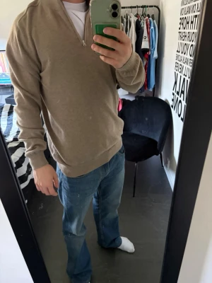 John Henric Zip - Säljer min John Henric Zip då den inte kommer till användning längre. Den är använd ett fåtal gånger och skicket är 10/10. Nypris ligger på 900kr och mitt pris 450kr. Väldigt snygg färg på den som passar perfekt nu till sommaren. Färgen heter sand.