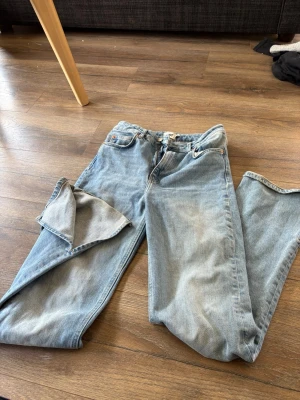 Ljusblå raka jeans  - Ljusblå jeans från lager 157 i storlek M. Dem är högmidjade och har en slits vid ankeln ungefär.