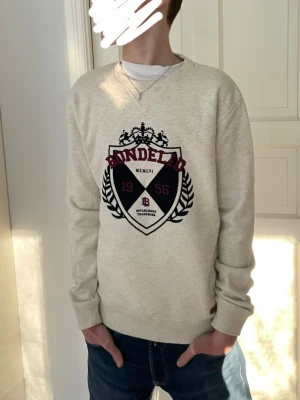 Bondelid tröja - Säljer en riktigt snygg tröja från Bondelid storlek S. Tröja är i bra skick förutom några få lösa trådar, samt en liten fläck vid kragen (se sista bild). Modellen är 173cm, har ni fler frågor skriv gärna I DM😁 Pris kan diskuteras vid snabb affär👍