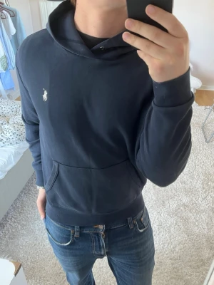 Ralph Lauren Hoodie  - Ralph Lauren | Mycket bra skick | Size - M | Pris 799 | Hör av dig vid minsta fråga eller fundering📩