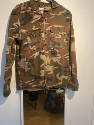 Camo overshirt från ZARA - Säljer en relaxed fit overshirt från ZARA i storleken M. Riktigt fet!! Bara att fråga om det är nått.