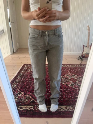 Grå jeans från BikBok - Storlek 25 i midjan och 32 i längden. Endast använda fåtal gånger.