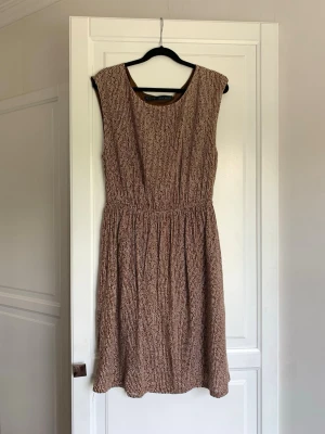 Klänning - Zara - Små prickig klänning från Zara. Storlek S. Innerkjolen liten sliten, se bild, men inget som syns när man har den på sig 🌸  Längd - ca 87cm.