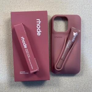 Rhode skal + liptint - Skal+Liptint+box följer med! passar iphone 13/14/15. helt nytt oanvänt! Toast lotus 🤎💜