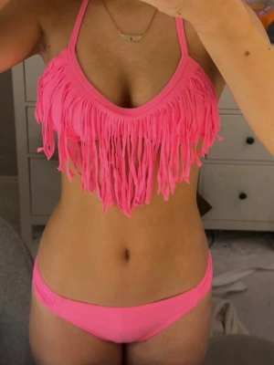 Neon Rosa Bikini - Jättesnygg rosa bikini med fransdetaljer! Helt ny och oanvänd! Har i storlek S, M och L men de är små i storleken!☺️