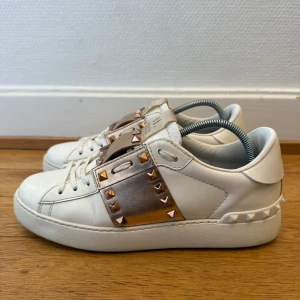 Valentino rockstud sneakers  - Säljer nu mina valentino skor eftersom dom är lite för stora för mig😇 Fint skick, Storlek 39 | Kommer med dustbag och boxen om jag hittar den. Skriv vid frågor, kan skicka fler bilder!