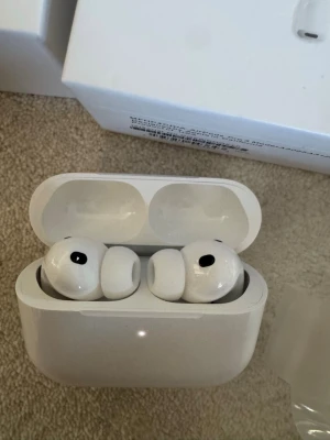 Apple AirPods Pro 3 vita (2025) NYA  - Säljer ett par vita Apple AirPods Pro 3 med laddningsfodral. De är in-ear och har en stilren, kompakt design med silikonpluppar för bra passform. Materialet är blank plast och de levereras med originalförpackning och tillbehör. Oanvända. Fått i present därav inget kvitto. Ordinariepris 2850:- 