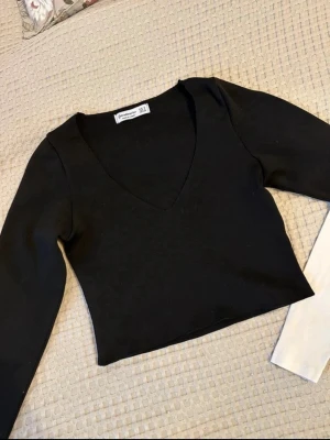 Tröjor - Två långärmade tröjor för 100 kronor! 🩷 den svarta är köpt på stradivarius i storlek S, knappt använts. Den vita är köpt på lager 157 i storlek XS, använts ett fåtal gånger men inga defekter på den. 🩷
