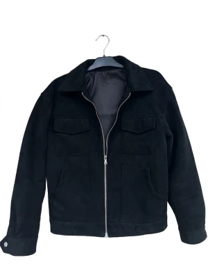 Svart mockajacka med dragkedja - Stilren svart mockajacka som är helt ny och oanvänd.