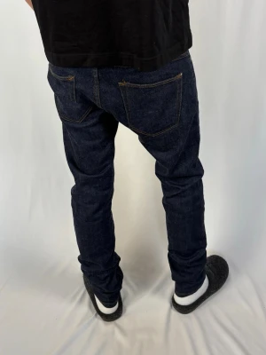 Selvedge jeans - Selvage Jeans | Skick 9/10 mycket bra | 32/32*uppskattad storlek! Pga inga lappar | Modellen är 182cm och väger 67kg | Mitt pris 399kr | Midja: 43cm | Ytterbenslängd: 106cm | Benöppning: 16,5cm | Lår: 28,5cm | Kom gärna pm vid frågor eller funderingar | Postas eller möts upp i Gävle!