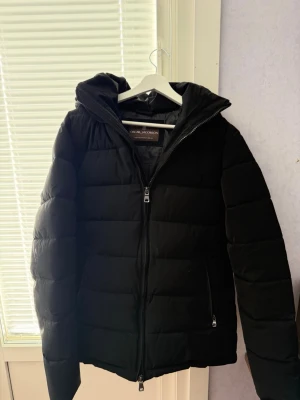 Oscar Jacobson  - Oscar Jacobson Hooded Puffer Jacket Black strl 48, ända defekten litet hål i vänstra inne ficka, övrigt riktigt fräsch jacka, hör gärna av er för frågor och funderingar.