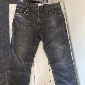 Grå jeans från dundup - Feta dundup jeans i mycket bra skick. Snygga slitningar som ger en modern look. Bekväm passform med stretch som gör att de sitter bra på kroppen.  Storlek 30 Skick: mycket bra - inga hål eller större slitage  Hör av dig vid frågor eller för fler bilder.
